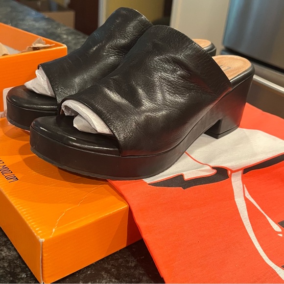 Black Leather Miz Mooz Sandals, Sz 39 - Picture 3 of 6